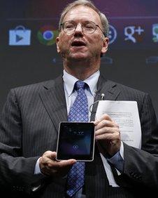 Apple chairman Eric Schmidt with the Nexus 7 tablet