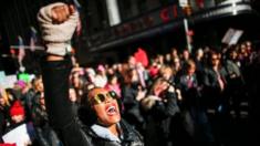 Una mujer grita en la Marcha de Mujeres de Nueva York.