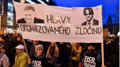Người dân Slovakia mang theo biểu ngữ "những kẻ đứng đầu tội phạm có tổ chức" cùng với hình Thủ tướng Robert Fico và Bộ trưởng Nội vụ Robert Kalinak