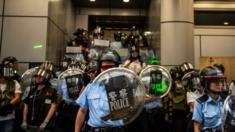 Cảnh sát Hong Kong đứng canh gác bên ngoài một đồn cảnh sát hôm 17/8