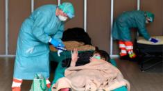 Các bệnh nhân corona ở Bắc Ý được điều trị trong một nhà kho