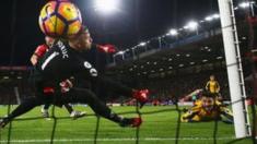Alexis Sanchez (kulia) alifunga wakati Arsenal ilisawazisha mabao 3-3 dhidi ya Bournemouth mnamo Januari