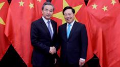 Bộ trưởng Ngoại giao VN Phạm Bình Minh (phải) bắt tay Bộ trưởng Ngoại giao và Ủy viên Nhà nước Trung Quốc Vương Nghị (L) tại Hà Nội vào ngày 1/4/2018