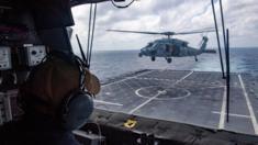 Một chiếc trực thăng MH-60S cất cánh từ chiến hạm USS Monthomery khi đang tuần tra trên Biển Đông