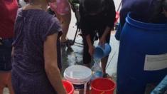 Nhiều người dân Hà Nội xách thùng đi lấy nước sạch trong nhiều ngày qua