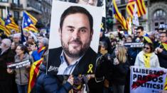 Catalan separatists with Junqueras placard in Barcelona, 16 Feb 19