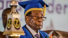 Mugabe vistió una túnica y birrete de color azul y amarilla durante la ceremonia de graduación.