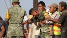 El soldado Martín Moctezuma Luis Hernández llora tras el rescate de cadáveres en Jojutla