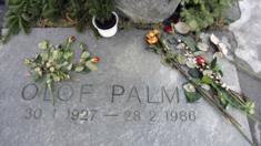Grave of assassinated Swedish Prime Minister Olof Palme in Stockholm, with roses (file photo)