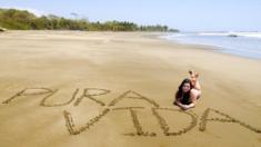 "Pura vida" escrito en una playa de Costa Rica.