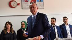 Recep Tayyip Erdogan votes at a polling station in Istanbul (24 June 2018)