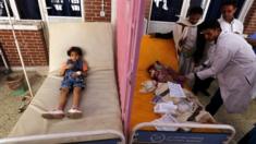 Crianças iemenitas sendo tratadas de cólera em foto de setembro de 2017