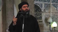 Abu Bakr al Baghdadi dando un discurso en Mosul, Irak, en 2014