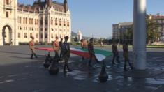 Lễ thượng cờ trước nhà Quốc hội Hungary ở Budapest
