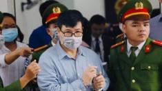 Ông Trương Duy Nhất mặc chiếc áo sơ mi xanh do cô con gái Thục Đoan gửi tại phiên tòa 9/3