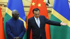 Thủ tướng Solomon, Manasseh Sogavare (trái) và Thủ tướng Trung Quốc Lý Khắc Cường tại Bắc Kinh tháng 10/2019.