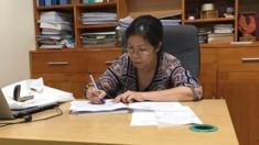 Bà Nguyễn Bích Quy tại Văn phòng luật sư để viết giấy đề nghị cử luật sư tư vấn, bảo vệ quyền lợi cho bà tại VKSND quận Cầu Giấy.