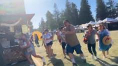 Gente corriendo en el Festival del Ajo de Gilroy.