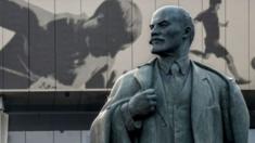 Hình minh họa: Một bức tượng Vladimir Lenin vẫn dựng ở trước sân vận động Luzhniki, Moscow (ảnh tháng 12/2019)
