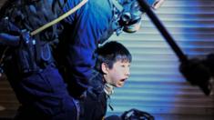 Một người biểu tình Hong Kong bị cảnh sát bắt giữ hôm 11/8/2019