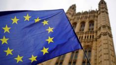 Bandera de la Unión Europea frente al Parlamento Británico