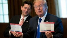 Tổng thống Trump nói mã thuế mới đơn giản đến mức người dân có thể khai thuế trên bưu thiếp