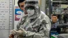 Thứ trưởng Bộ Y tế VN, ông Nguyễn Trường Sơn trong trang phục bảo hộ, thăm bệnh nhân người Trung Quốc bị nhiễm virus corona tại Bệnh viện Chợ Rẫy.