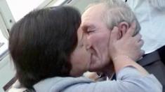 Hitomi Soga besa emotivamente a su esposo Charles Jenkins, en el aeropuerto de Yakarta, en julio de 2004