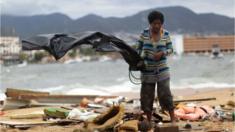 Una mujer entre escombros tras el paso de la tormenta Carlos