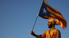 Un manifestantes hace ondear la bandera independentista de Cataluña.
