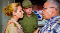 El secretario del Partido Comunista Cubano de Holguín hablando con los familiares de las víctimas.