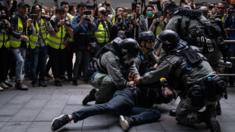 Cảnh sát chống bạo động bắt giữ một người biểu tình bên ngoài Chater Gardens trong cuộc biểu tình hôm 19/1 ở Hong Kong.
