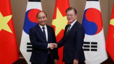 Thủ tướng Việt Nam Nguyễn Xuân Phúc hội kiến Tổng thống Moon Jae-in ở Seoul tháng 11/2019