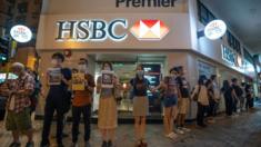 Người biểu tình Hong Kong đứng trước cửa ngân hàng HSBC hôm 23/8/2019