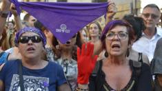 Demonstrators (mostly women) protest, one of them wearing a red glove in Pamplona (June 21, 2018)