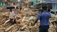 Una de las calles principales de Dominica afectada tras el paso de María