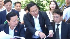 TS Tadashi Yamamura JEBO và Bộ trưởng Bộ Tài nguyên và Môi trường Trần Hồng Hà (bên trái), ông Hà được cho là đã ''đánh giá rất cao'' về công nghệ này ngày 30/10 .