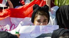 Iraqi student holds picture amid anti-government protests in Basra (29/10/19)