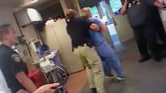 El policía sacó a la enfermera a la fuerza del hospital.