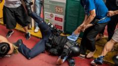 Người dân Hong Kong lôi kéo một sĩ quan cảnh sát khi lực lượng cảnh sát bắt giữ một số người biểu tình tại Kowloon Bay hôm 24/9 sau khi nhiều người ủng hộ Bắc Kinh xô xát với người biểu tình ở khu trung tâm thương mại