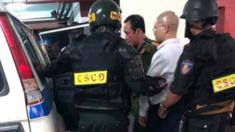 Bị can Nguyễn Thái Luyện được áp giải ra xe công vụ đưa đi vào rạng sáng 19.9