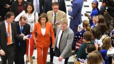 Chủ tịch Hạ viện Nancy Pelosi trong vòng vây của các nhà báo sau khi kết thúc cuộc bỏ phiếu ở Hạ viện thông qua nghị quyết, chính thức điều tra luận tội ông Trump, vào ngày 31/10 ở Washington.
