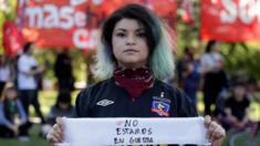 Joven chilena protesta frente a la embajada de Chile en Buenos Aires, Argentina