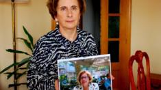 Rossana Castillo, con una foto de su madre, Carmela, que vivía en Monte Hermoso.