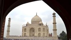 شمال میں جمنا ندی پر موجود تاج محل سے لے کر جنوب میں گوکرنا ساحل تک بھارت میں سیاحوں کے لیے متبادل کی کمی نہیں