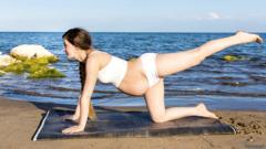 Беременная женщина занимается йогой