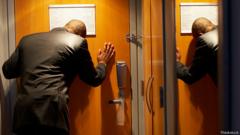 Мужчина у двери номера