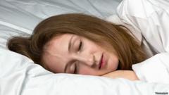 Откуда берется сон в глазах после сна и для чего он - BBC News Русская служба
