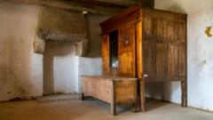 Las razones por las que la gente de la Edad Media dormía en extraños armarios de madera