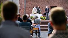 Casal é abençoado na área externa de uma Igreja Católica em Colônia